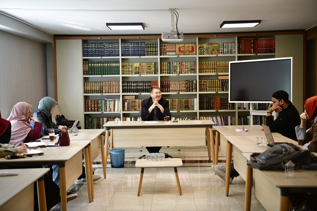 ideorgtr's tweet photo. İDE Akademi | Meselelere Felsefe ile Bakmak

Gayelilik ve Mekanizm Antinomisi
Prof. Dr. Celal Türer, bu haftaki dersinde insan doğasının ve varoluşun en temel gerilim hatlarından biri olan Gayelilik (Teleology) ve Mekanizm (Mechanism) antinomisini merkeze alarak, bu iki kavramın tarihsel süreçteki çatışmasını ve modern dünyadaki izdüşümlerini derinlemesine analiz etti. Hocamız, dersin başında beşerî zihnin dünyayı anlamlandırırken daima iki soru arasında gidip geldiğini vurguladı: “Niçin?” ve “Nasıl?”. “Niçin” sorusu bizi bir amaca, bir hikmete ve dolayısıyla metafizik bir zemine götürürken; “Nasıl” sorusu bizi işleyişe, sürece ve sebep-sonuç ilişkisine (Cause and Effect) yöneltir. Tarihsel perspektifte, yaklaşık 1700-1800 yıl boyunca “Niçin” sorusunun “Nasıl” sorusunu tahakküm altına aldığını, ancak 15. yüzyıldan itibaren mekanizmin yükselişiyle bu dengenin tam tersine döndüğünü ifade etti.

Dersin en özgün ve can alıcı noktalarından birini, hocamızın Ebû’l İzz El-Cezerî üzerinden kurduğu Sibernetik (Cybernetics) tartışması oluşturdu. Prof. Dr. Celal Türer, Cezerî’nin sadece basit makineler yapan bir mühendis değil, aslında canlı ve cansız arasındaki o keskin sınırı dehasıyla esneten bir düşünür olduğunu belirtti. Sibernetik, canlılardaki kontrol ve iletişim mekanizmalarının makinelere aktarılmasıyla ilgilenir. Hocamız, Cezerî’nin çalışmalarını “canlı ve cansızın bir gaye etrafında nasıl birlikte çalışabileceğini anlama çabası” olarak tanımladı. Günümüzün Cyborg ve Yapay Zekâ tartışmalarına atıfla; eğer bir makineye hafıza ve algoritmik çıkarım gücü (istidlal) yüklenebilse, içgüdü ve irade gibi canlılığı kuran temel unsurlar bu mekanizmaya dahil edilebilir mi meselesi, Cezerî’nin 12. yüzyıldaki otomat tasarımı felsefesini hatırlatmaktadır. Cezerî, canlılığın dışsal formunu ve işleyiş mantığını (fonksiyonelliğini) mekanize ederek, “makineye ne kadar hayat üflenebilir?” sorusunun ilk fiziksel deneylerini yapmıştır. Bu noktada Cezerî’nin makineleri, pozitif bilimlerin dünyayı cansız kabul eden indirgemeci yaklaşımına karşın, varlığın her zerresinin bir zikir ve gaye içinde olduğu görüşüne sahip kadim İslam metafiziğinin teknik birer tezahürü gibidir. Cezerî aslında canlılığın mekanik olarak taklit edilebileceğini kanıtlayarak, bugün cyborg dediğimiz “insan-makine” birleşiminin teknik ve felsefi zeminini hazırlamıştır.

Tarihsel süreçte bu antinomiyi derinleştiren filozofları ele alan Türer, meseleyi Aristoteles’e dayandırdı. Aristoteles, varoluşa bir teleoloji (gayelilik) getirmiş ve her varlığın kendi içinde bir ereğe doğru hareket ettiğini savunmuştur. Ancak modernite ile birlikte bu durum kökten sarsılmıştır. Francis Bacon ve René Descartes, bilimin gelişebilmesi için doğanın metafizik yüklerden yani gayelerden arındırılması gerektiğini savunmuşlardır. Özellikle Spinoza, evrendeki işleyişin bir üçgenin iç açılarının toplamı gibi zorunlu bir nedensellik içinde aktığını, buna dışarıdan bir gaye atfetmenin zihinsel bir yük olduğunu ifade etmiştir. Hocamız, bu noktada Charles Sanders Peirce’ın “Araştırmanın önünü tıkama” (Don′t block the inquiry) uyarısını hatırlatarak, gayelilik adına yapılan metafiziksel dayatmaların bazen bilimsel merakı felç edebileceğine dikkat çekti.

Dersin ağırlık merkezini oluşturan bir diğer isim ise Immanuel Kant oldu. Kant, “Nasıl ahlaklı olmalıyım?” ve “Nasıl bilmeliyim?” sorularıyla “Niçin”den “Nasıl”a bir yönelim başlatarak felsefede bir Kopernik devrimi yapmıştır. Kant’a göre doğaya nesnel bir gaye yüklemek çelişkilere (antinomiye) yol açar; bu nedenle gayelilik ancak öznel bir ilke olarak insan zihninde yer bulabilir. Bu düşünsel zemin, Charles Darwin ile biyolojik bir dönüşüme uğramıştır. Darwin, “Göz görmek için yaratılmıştır” şeklindeki klasik teleolojiyi sarsarak; görmeye yarayan yapıların, seçilim ve adaptasyon süreçleri sonunda kalıcı olduğunu kanıtlamıştır. Böylece yüce gayeler yerini lokal ve sistemsel işlevlere bırakmıştır. John Dewey de bu süreci “Gerekçenin arkaya konulması” olarak yorumlamış, doğadaki güzelliği (çiçeklerin rengi gibi) Tanrısal bir estetik gayeden ziyade, türün devamı için bir mekanizma olarak okumuştur.
Hocamız, modern düşüncenin bir diğer kutbu olarak Michel Foucault’ya değindi. Foucault, tarihi ve doğayı zorunlu bir amaca doğru giden bir süreç olarak görmenin tehlikelerine işaret eder. Onun için tarih zorunlu bir gaye değil, kırılmalar, olasılıklar ve iktidar-bilgi ağlarının bir sonucudur. Mekanizmi eleştirirken, yerine çok merkezli ve dağınık bir açıklama modeli önerir. Yine bu bağlamda Robert Wiener ve günümüzün “Doğallaştırılmış Teleoloji” (Naturalized Teleology) kavramları üzerinden, organizmaların ne tamamen makine ne de tamamen bilinçli birer amaç güdücü olduğunu, kendi dengesini koruyan (Homeostasis) sistemler olduğunu ifade etti.

Dersin sonuç bölümünde Prof. Dr. Celal Türer, İslam dünyasının bilimsel durgunluğunu bu antinomi üzerinden analiz etti. 12. yüzyıla kadar Müslümanların astronomi ve tıp (kan dolaşımının keşfi gibi) alanlarındaki muazzam başarılarının sırrı, nedensellik ile Tanrısal irade arasında bir uyumsuzluk görmemeleriydi. Ancak ne zaman ki “Nasıl” sorusu terk edilip sadece “Niçin” (Hikmet) sorusuna sığınıldı, o zaman üretim durdu. Hocamız, İhsan Fazlıoğlu’nun vurgusuna katılarak; “Niçin”i söyleyen birinin eğer “Nasıl”ı (ahlakın nasılı, birliğin nasılı, bilimin nasılı) söyleyemiyorsa dikkate alınmaması gerektiğini belirtti.

Netice itibarıyla; büyük medeniyetler tümel iddialarla başlasa da ancak tikeller alanına (yani nasıl’a) inebildikleri ölçüde kalıcı olurlar. İslam düşüncesi bugün yapay zekâ, adaletsizlik ve teknoloji gibi “Nasıl”a dair sorunlara, kendi metafizik derinliğini kaybetmeden, ancak mekanizmin dilini de ıskalamadan cevap vermek zorundadır. Teorinin (Niçin) pratiğe (Nasıl) galip geldiği bir dünyada aksiyon mümkün değildir. Gerçek hakikat arayışı, Newton’un elmanın düşüşündeki “Nasıl”ı bulması gibi, hikmet ile tekniği aynı potada eritebilen bir “Bütüncül Yaklaşım”dan geçmektedir.