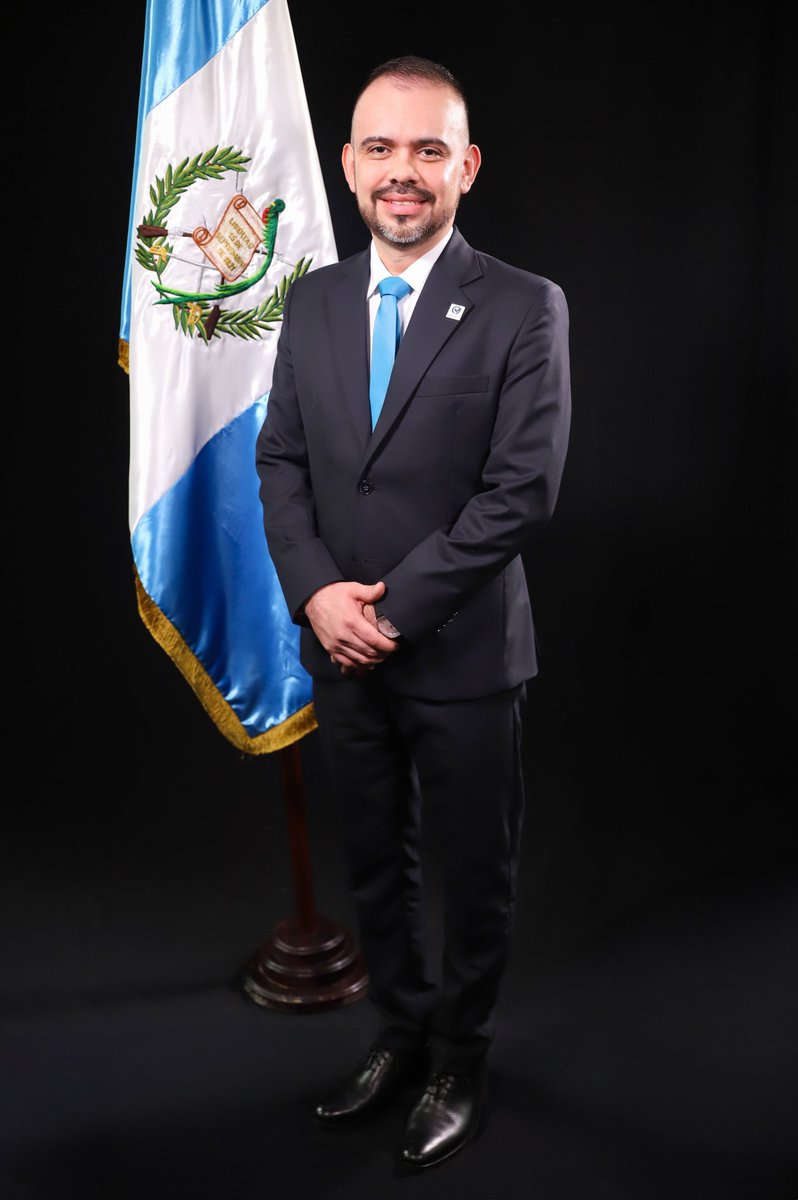 MaraFHerrera1's tweet photo. 🚨 Arzú y Palencia contra el resto del Congreso.

Si algo dejó en evidencia la reciente discusión sobre el IUSI, es quiénes son los verdaderos guardianes de las cajas chicas municipales. Mientras la abrumadora mayoría de los bloques legislativos dio luz verde para eliminar este impuesto y darle un respiro histórico al bolsillo de los guatemaltecos, dos figuras decidieron quedarse solas y nadar en contra de la corriente: Álvaro Arzú Escobar y Elmer Palencia.

Quedaron completamente exhibidos y aislados frente al resto del hemiciclo. Su oposición al dictamen no tiene nada que ver con principios macroeconómicos ni con el bienestar ciudadano; es pura supervivencia territorial. 

Eliminar el IUSI significa desconectar el tanque de oxígeno financiero a los feudos de sus alcaldes aliados.