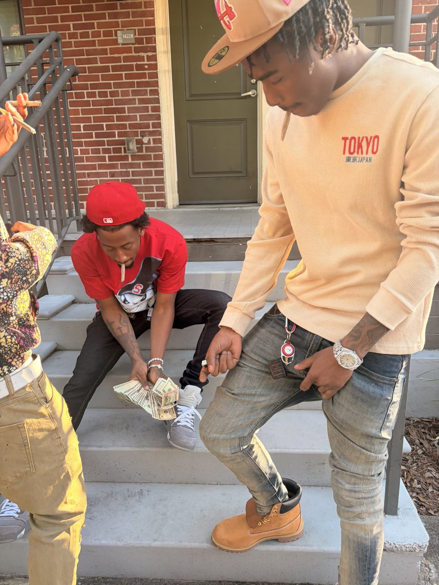 freepape1R's tweet photo. I BE OUTSIDE IN MY CITY N IM STACKING  THAT RAPPER LYING #1R https://t.co/2xz2K1HKrJ
