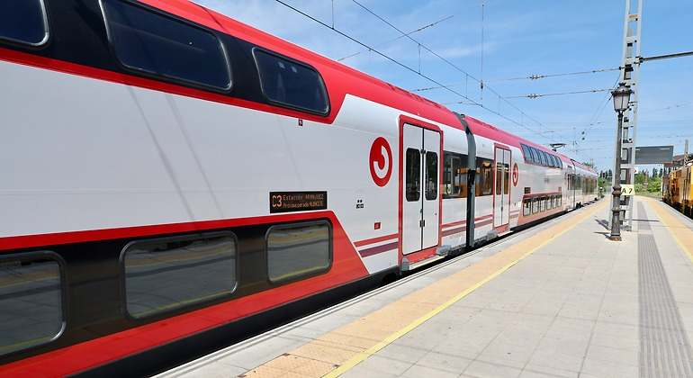 MadridProyecta's tweet photo. 🛤️Llegan los cinco megatrenes: así son los nuevos Cercanías de gran capacidad que empezarán a rodar a final de verano. Aumentarán un 20% la capacidad.

Se pondrán en servicio en todas las líneas de Cercanías, excepto la C-9.

ℹ️https://t.co/RTomqN6DKf
🗨️https://t.co/VXakpeBGxa https://t.co/kdKDtZPLyO