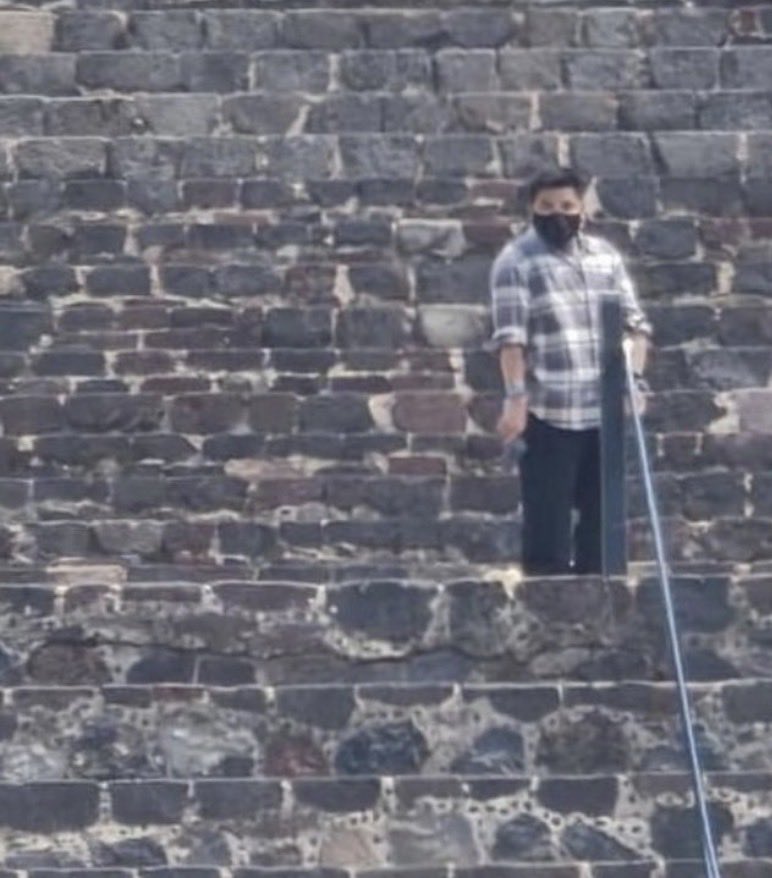 ManOfTheLibrary's tweet photo. Terror in Teotihuacán! 😱 🚨 🇲🇽 

Man armed with a revolver and a combat knife kills a female Canadian tourist and injures several others before turning the gun on himself.

This happened just outside of Mexico City at the Teotihuacán pyramids today. 

Sacred places unsafe too? https://t.co/60t14vSkwX