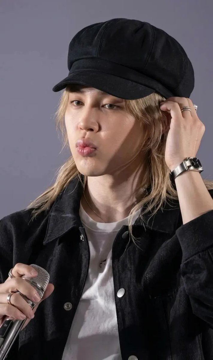 اسباب كثيره للحب 
لكني لاامتلك سببا لحبك 
انا فقط احببتك لاانك الحب بحد ذاته ❤