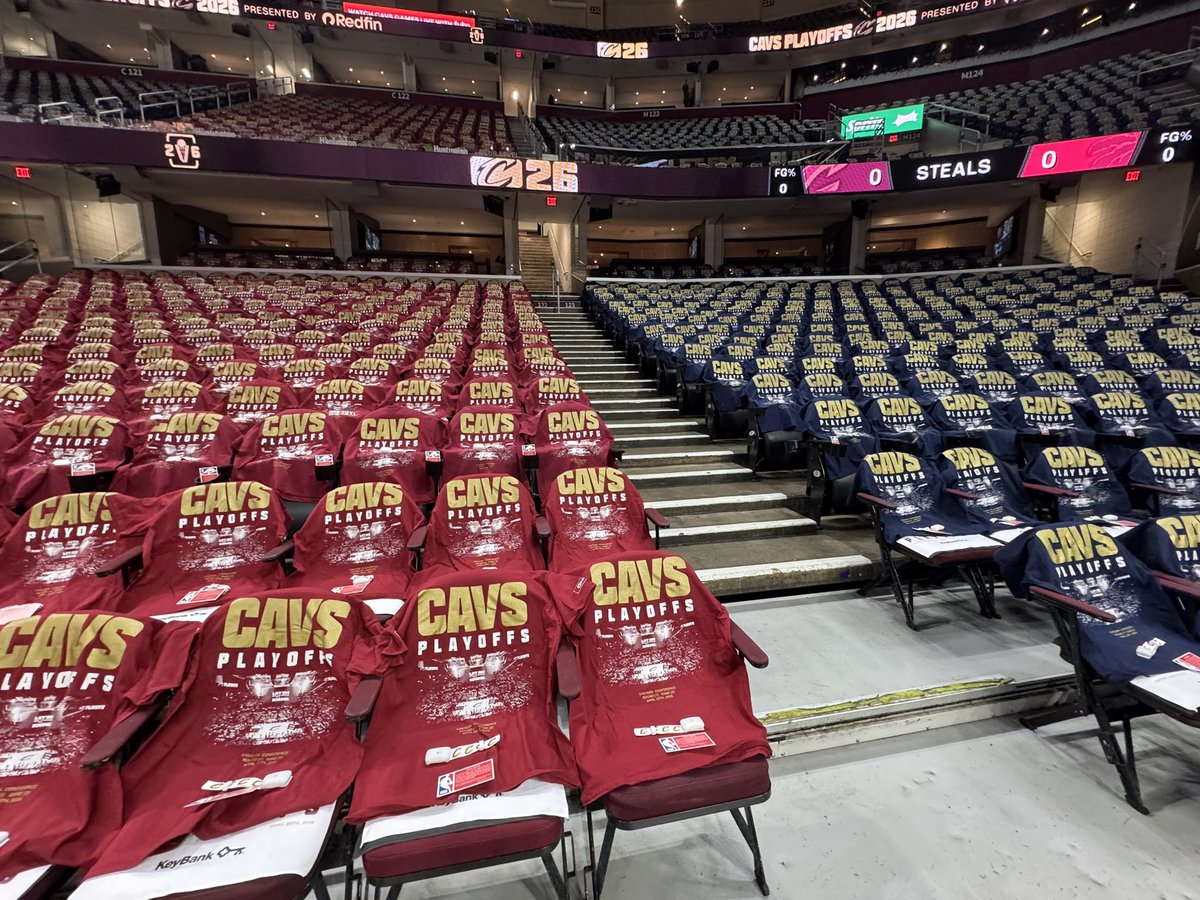 RuiterWrongFAN's tweet image. Red and blue t-shirts tonight for Game 2 #Raptors #Cavs #NBAplayoffs