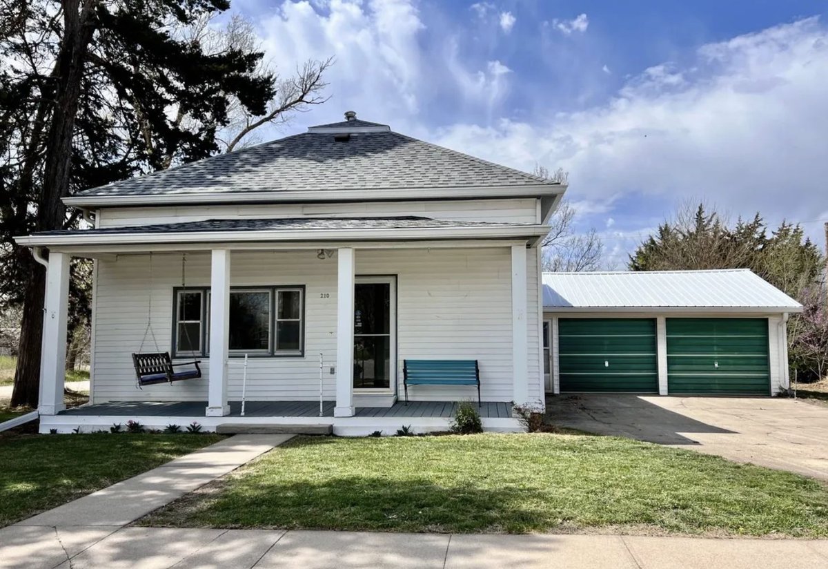oldhouses100k's tweet image. $49K. Built in 1900, this #Kansas #turnkey #home features a two car garage and clean and cozy interior. oldhousesunder50k.com/c-1900-kansas-…