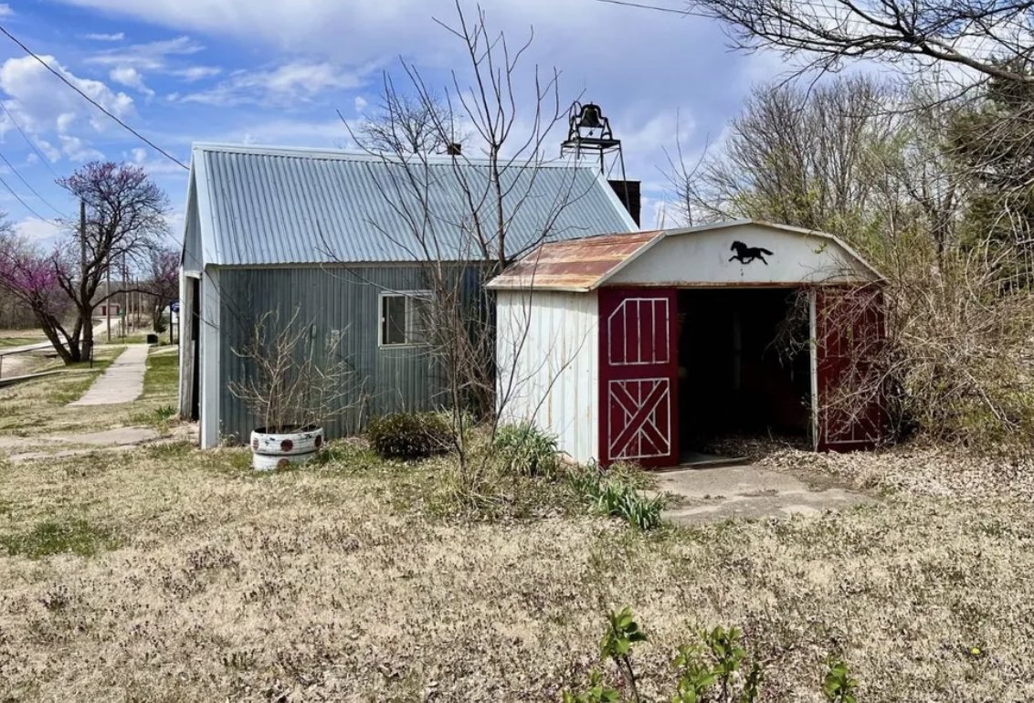 oldhouses100k's tweet image. $49K. Built in 1900, this #Kansas #turnkey #home features a two car garage and clean and cozy interior. oldhousesunder50k.com/c-1900-kansas-…