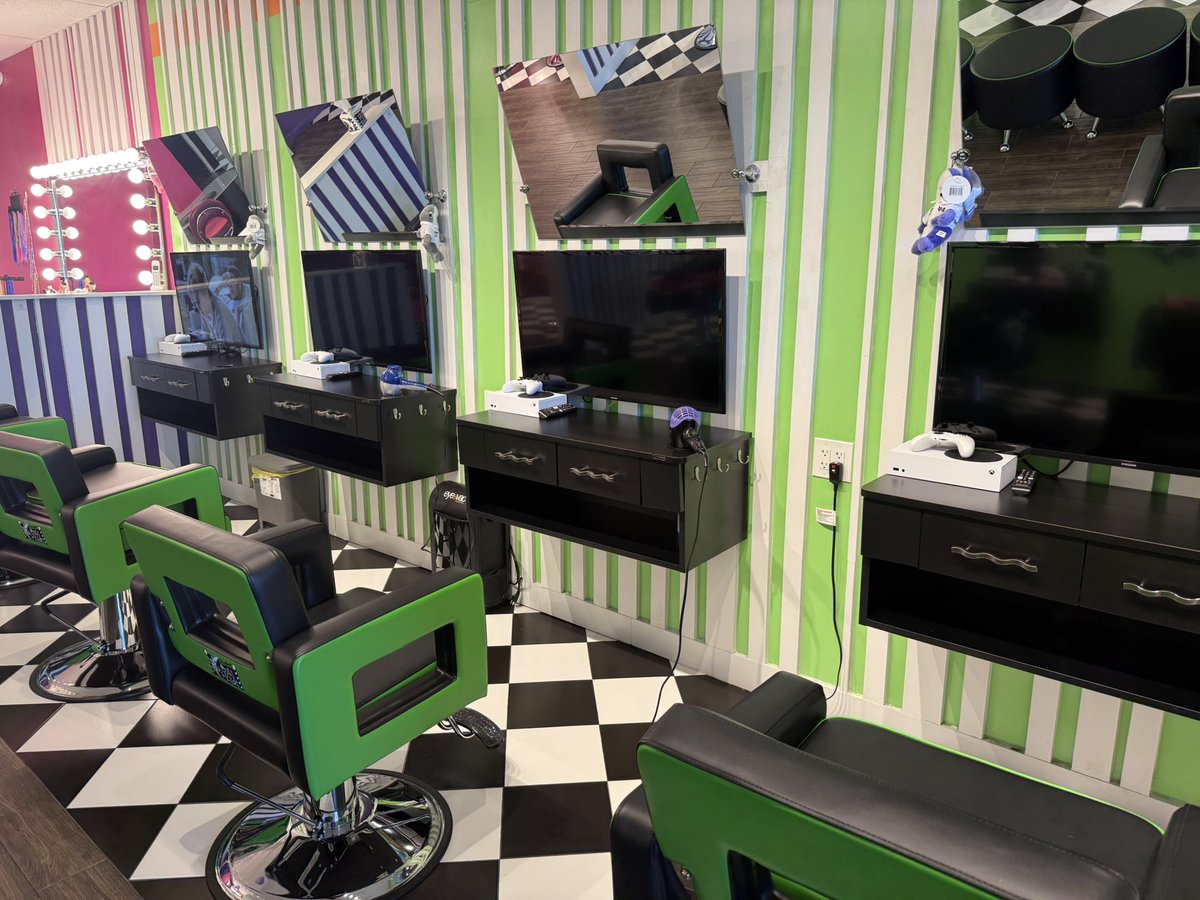 Toon_Medic's tweet image. My daughter is getting a haircut and look at the big kid section…all Xbox Series S. Great choice 😜💚 #xbox