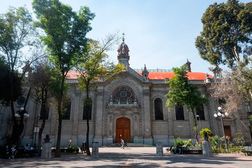 Centro_CDMX's tweet image. La Iglesia de Nuestra Señora de Guadalupe resguarda vitrales únicos traídos desde Francia, donde se representan los doce apóstoles. Cuando la luz los atraviesa, transforman el interior del templo en un espectáculo de color y simbolismo.

¿#SabíasQué?