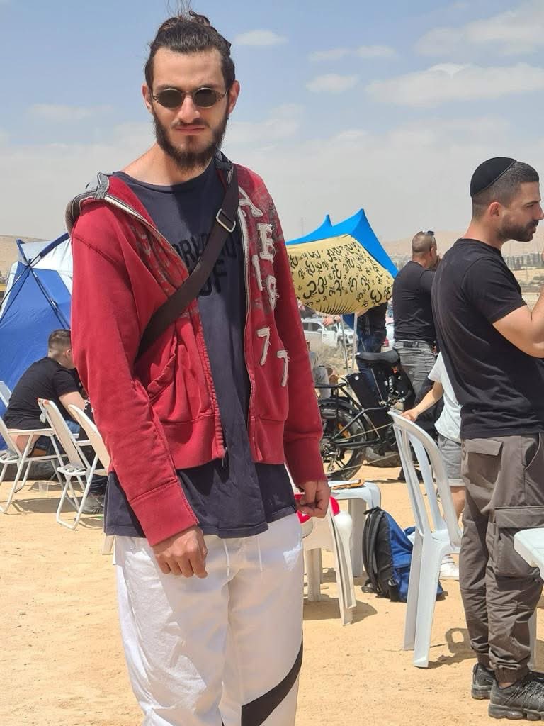 NixHorns's tweet photo. "אָהוּב שֶׁלִּי
לְאָן הָלַךְ, לְאָן
כְּעָנָן מֵאִיר שֶׁל בֹּקֶר.
שָׁם בֵּין הַחוֹלוֹת לַיָּם
קָם בְּלֵב הַדּוּמִיָּה שֶׁל נַעֲרִי
חֲלוֹם עָצוּב שֶׁל יֹפִי
וְחִיּוּךְ שֶׁלֹּא יַחֲלֹף לִי לְעוֹלָם."
(נתן יונתן)

לזכר אחייני האהוב, עילי עזר, שנפל בקרב על בסיס רעים, בשבעה באוקטובר. https://t.co/yrEBQSzo3I