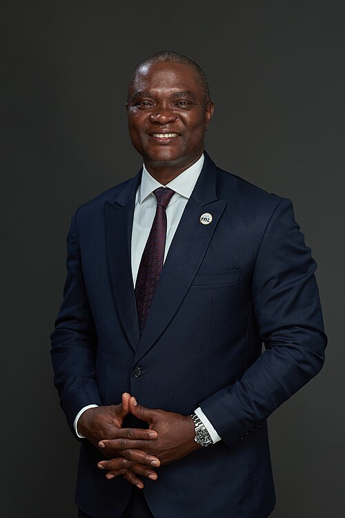 Dr. Olawale Sulaiman, a neurosurgeon based in the United States of America, selflessly took a pay cut to frequently travel to Nigeria, where he performed over 500 free brain and spinal surgeries for poor people.
