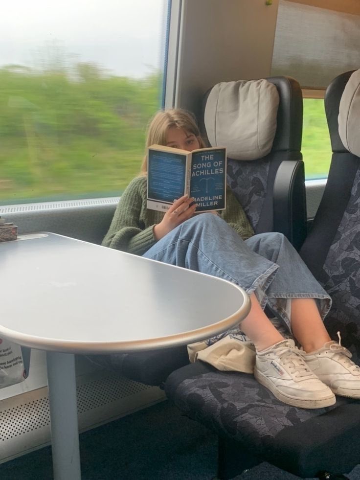 Avazoey_'s tweet image. rare aesthetic — bringing a book everywhere