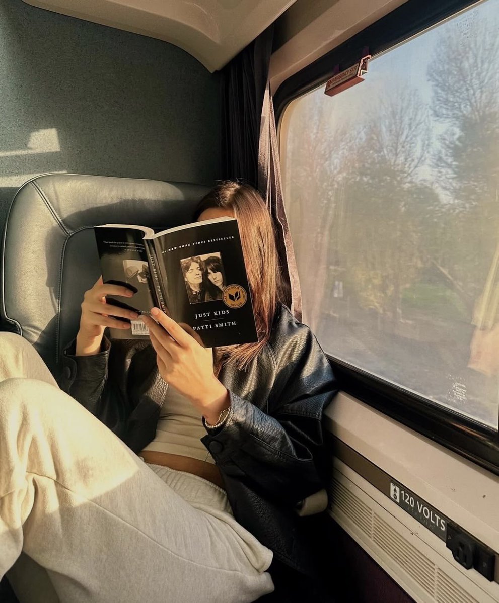 Avazoey_'s tweet image. rare aesthetic — bringing a book everywhere