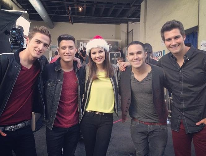 📸| Gallery Update | Television Productions | 2 behind the scenes photos of <a href="/VictoriaJustice/">Victoria Justice</a> filming an episode of Big Time Rush.

🔗dailyvictoriajustice.org/photos/thumbna…