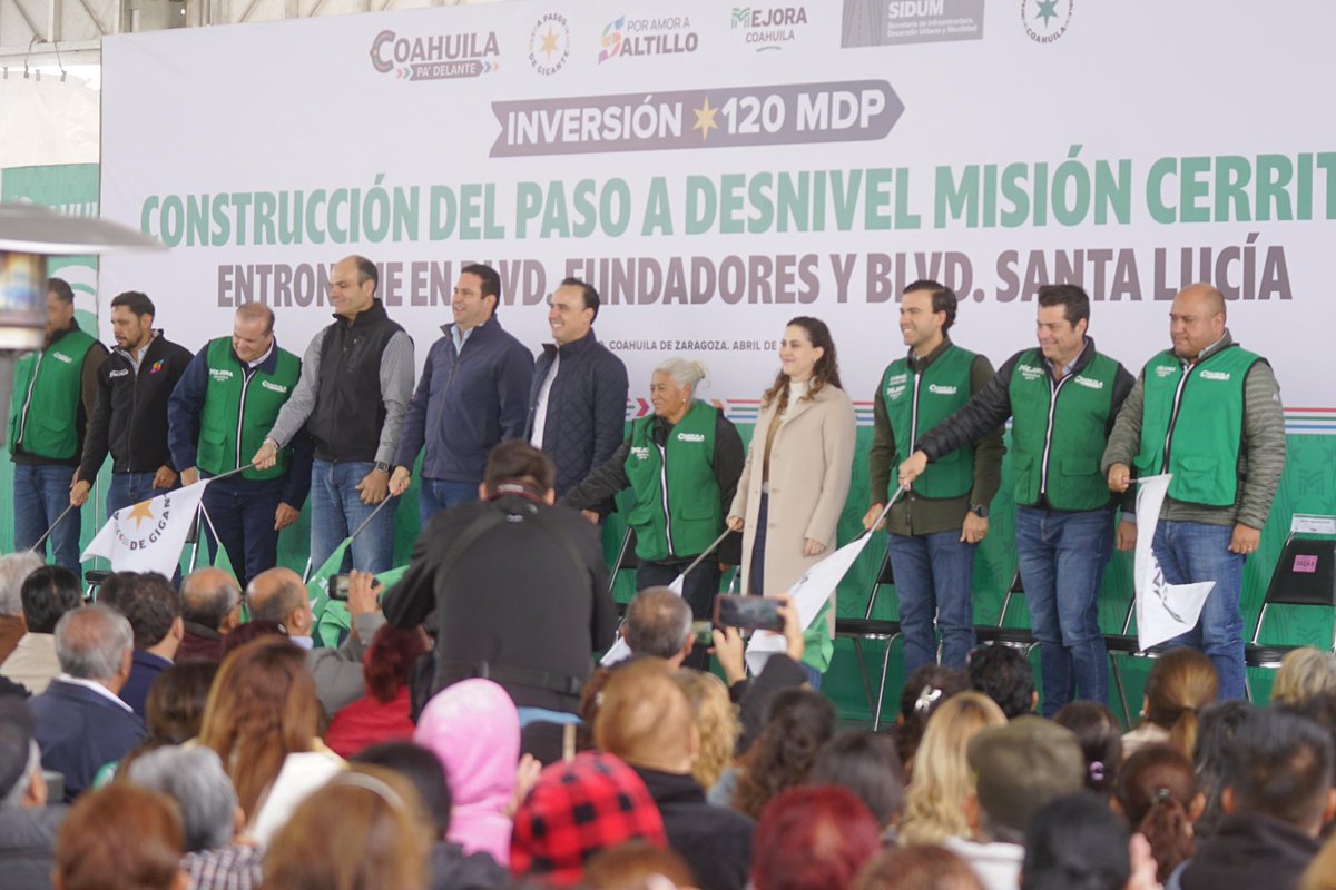gelizondo54's tweet photo. ¡Compromiso cumplido! 💪🏻
Acompañamos a nuestro Gobernador @manolojim y al Alcalde @javierdiazglz, a dar el banderazo de arranque de la construcción del paso a desnivel Misión Cerritos. (1/2) https://t.co/0BMLul84Or