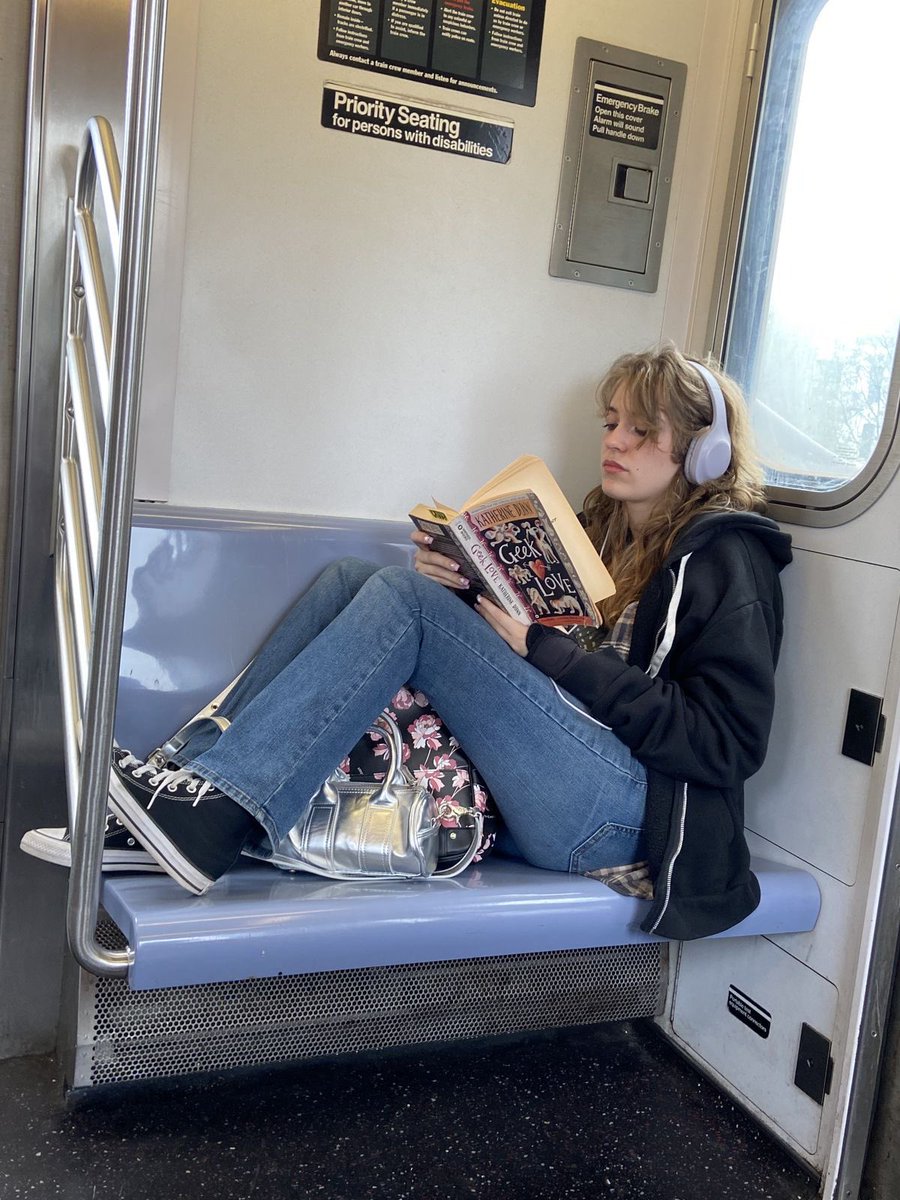 Avazoey_'s tweet image. rare aesthetic — bringing a book everywhere