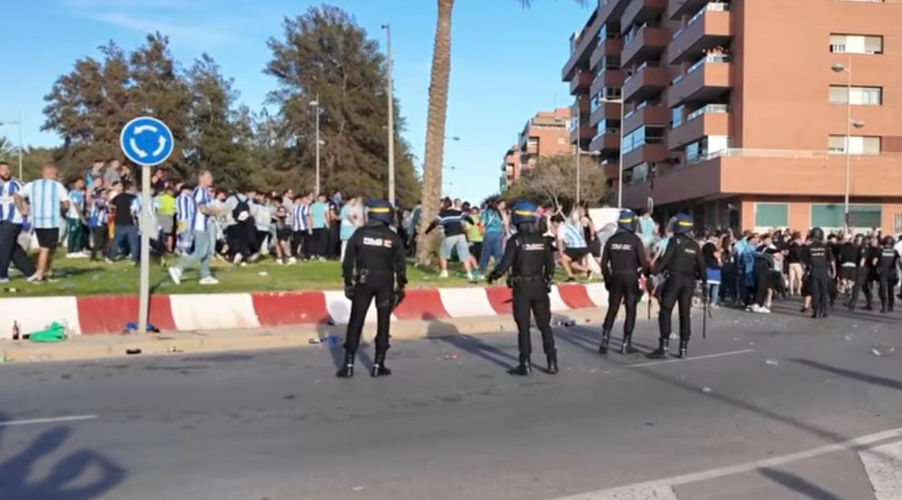 FutbolContent's tweet photo. A ver si alguien me puede explicar cómo hay 4 policías mirando cómo un tío tira un botellín con fuerza a la cara de los aficionados del Almería. https://t.co/HHIO5dEWxG