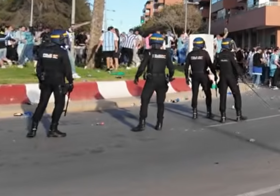 FutbolContent's tweet photo. A ver si alguien me puede explicar cómo hay 4 policías mirando cómo un tío tira un botellín con fuerza a la cara de los aficionados del Almería. https://t.co/HHIO5dEWxG