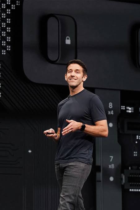 WOLF_Financial's tweet image. SO WHO IS JOHN TERNUS, THE NEW CEO OF APPLE $AAPL?

• 50 years old, Apple’s youngest senior executive

• Joined Apple in 2001 as a product design engineer on the original iPod

• Mechanical engineering degree from Penn

• Has led all hardware engineering since 2021 (iPhone,