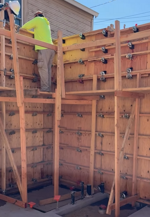 SFBayExcavation's tweet image. pouring basement walls in NorCal monkeylink.co/330679 
#construction#concrete#builder #excavator #drilling