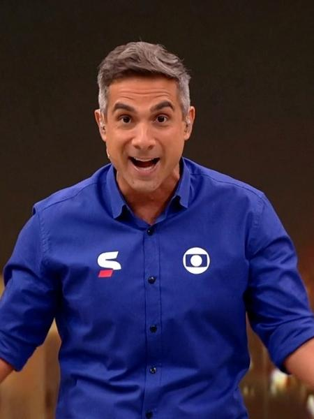 Futebol_Linhas's tweet photo. No episódio desta segunda-feira do Café com Leiro, Luiz Teles e João Gabriel Leiro analisaram o viés da mídia tradicional após a derrota do Bahia para o Flamengo. 

Durante o papo, destacou-se como a narração da TV aberta muitas vezes ignora o protagonismo do Esquadrão para focar apenas nas ações ou falhas dos clubes do Rio e São Paulo.

Lula disse que estava acompanhando a transmissão pelo Charla, mas teve que mudar pro Premiere tradicional por uma falta de sincronização do som. 

A diferença percebida foi nítida:

"E era Vilani e Júnior... nos momentos de contra-ataque do Flamengo, ele narrava o contra-ataque do Flamengo. No momento de contra-ataque do Bahia, ele narrava assim: 'Olha o espaço que o Flamengo deixou para o Bahia'. Ele só vai dizer o nome do jogador quando a bola chega no ponta. É preciso equilibrar um pouco mais isso."

Ele ainda relembrou como essa lógica de "perspectiva do mais influente" apaga os méritos do Bahia em grandes trunfos:

"Boa parte desses jogos são narrados na perspectiva do time mais influente... No caso do Vasco [2x1 Bahia], quase falou-se que foi o Vasco quem perdeu o jogo e não o Bahia que ganhou. Então, no Charla, eu não vejo isso de maneira alguma. Pelo contrário, é uma transmissão que contempla o todo."

O Ministério concorda com a opinião de Teles, pois no Charla realmente as narrações são emocionadas para ambos os lados e a presença de um representante de cada time como teve a do @leirodoinfo no de ontem, evidencia esse fato. 

Já na mídia tradicional... deixe sua opinião aqui.
