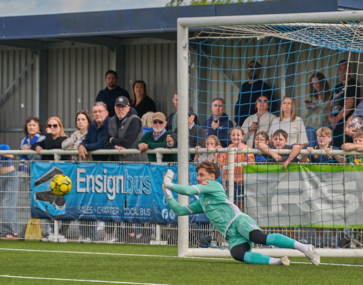 CarshaltonA_FC's tweet image. "Super Hubert Graczyk in Goal!" 🎶

A big performance from the Robins number 1, saving a 2nd half penalty and keeping a clean sheet in Saturday's 0 - 0 draw at Aveley! 👏🏻

Well done, Hubert 💪🏻

#CarshaltonAthletic | #cafc | #TheRobins