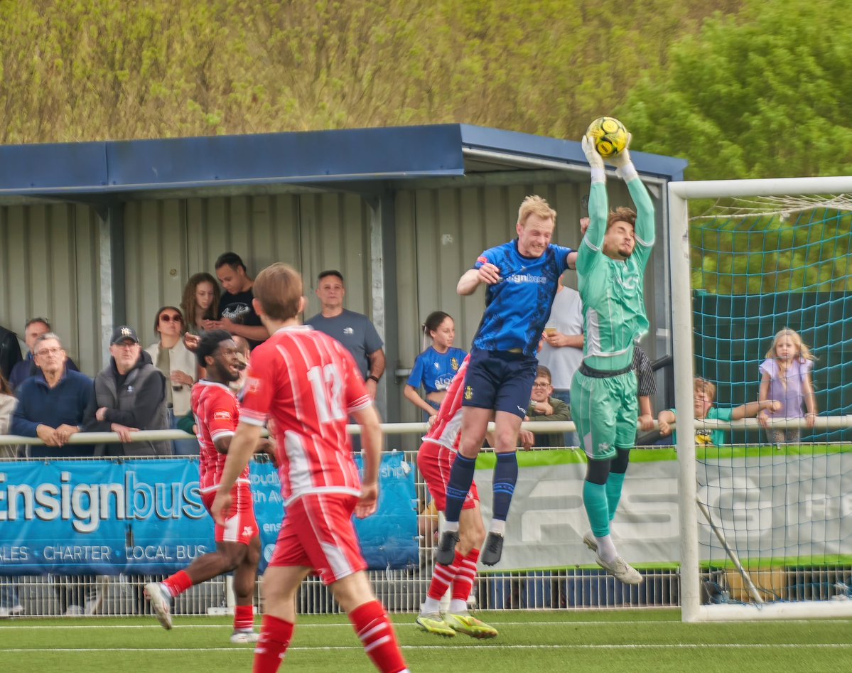 CarshaltonA_FC's tweet image. "Super Hubert Graczyk in Goal!" 🎶

A big performance from the Robins number 1, saving a 2nd half penalty and keeping a clean sheet in Saturday's 0 - 0 draw at Aveley! 👏🏻

Well done, Hubert 💪🏻

#CarshaltonAthletic | #cafc | #TheRobins