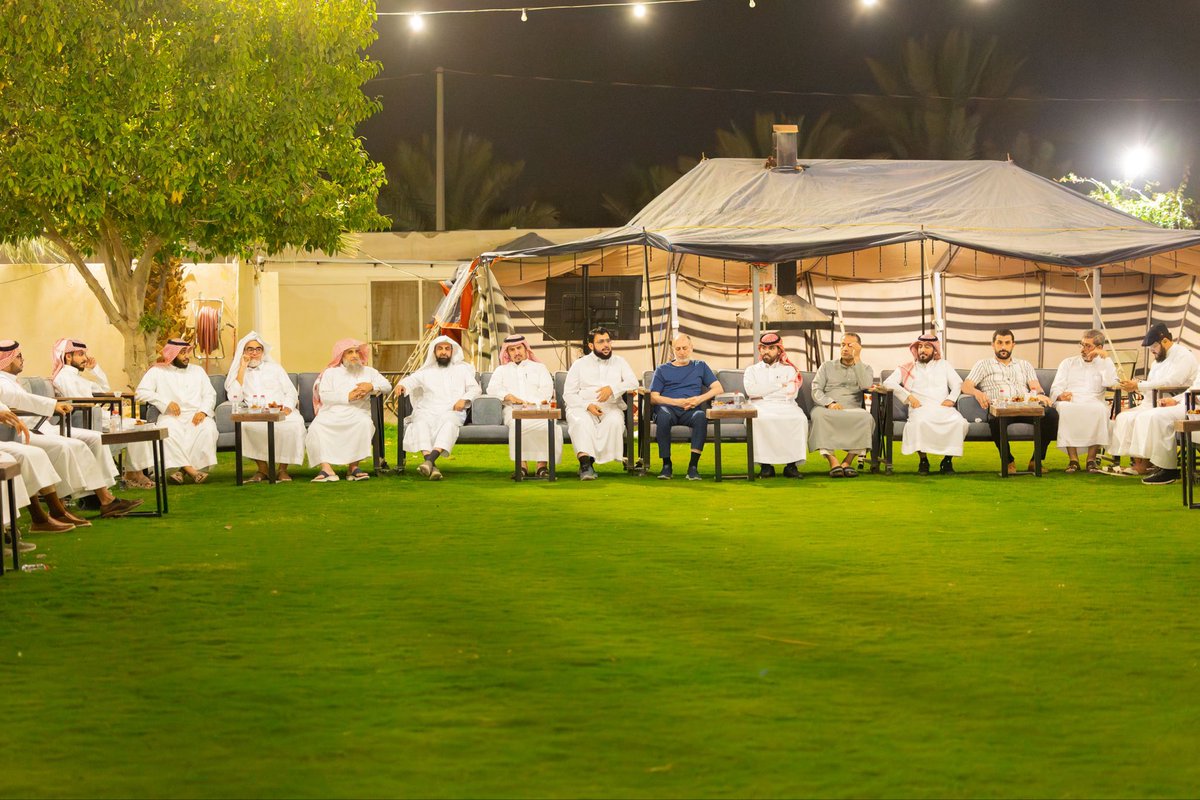 qyem_sa's tweet photo. نظّمت الادارة العامة اللقاء السنوي لمنسوبيها في أجواء ترويحية مفعمة بالألفة، تخللها حوارات لتعزيز روح الأخوّة وتقدير الجهود، حيث عبّر المشرف العام عن شكره وامتنانه لمنسوبي المدارس . https://t.co/jVJdb6XQvy