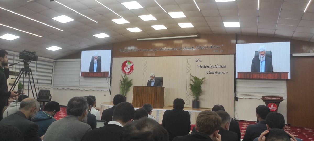 Ankara programının ardından Adana'ya varır varmaz da ailesi ile vakit geçiremeden vakıfta canlı yayında olan dersine geldi.Bunca yoğunluğuna ve yorgunluğuna rağmen Pazartesi akşam canlı yayınlanan dersini iptal etmedi. Bu ders de normal şartlarda gece 1-2'ye kadar sürecek…