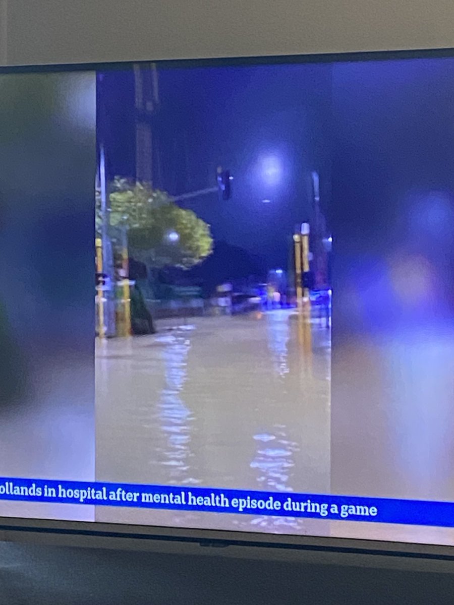 EllaCoo55777104's tweet image. Wellington NZ under water
Flooding and landslides …
Take care folks 🌹never think windy Wellington could flood like this ..
#abcnews