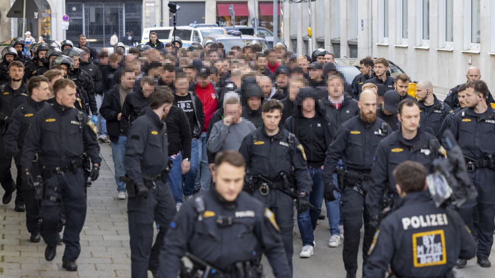 ultras1899_'s tweet image. Bayern Munich - VfB Stuttgart : Environ 500 #ultras  du #VfB #Stuttgart ont été interpellés avant le match #FCBVfB et placés en garde à vue jusqu'en soirée, certains jusqu'à 23 heures, suite aux heurts survenus à proximité de la Südkurve #CC97