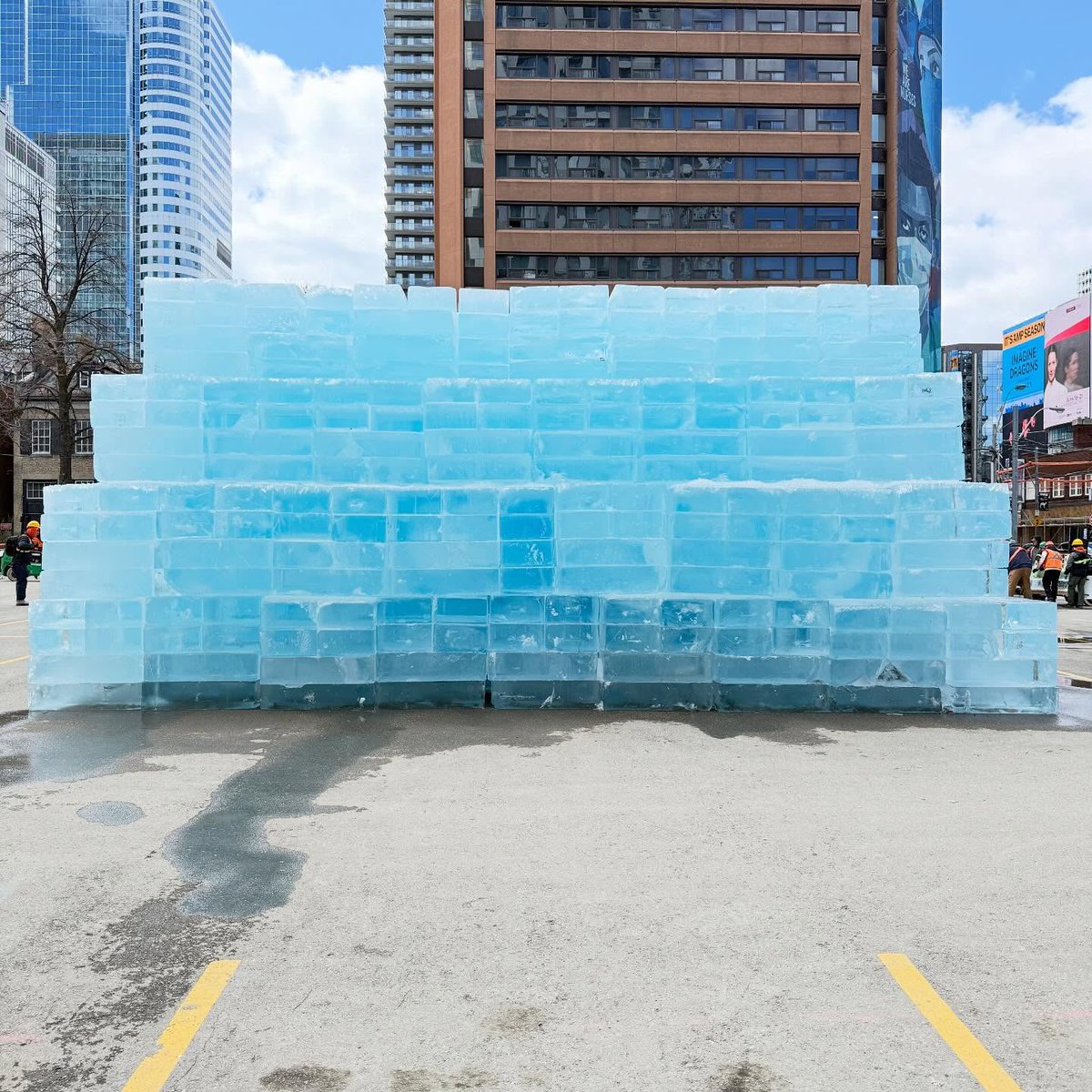 HB_RADIO_LV's tweet image. Drake revealed the release date for ICEMAN is inside ice blocks 🧊 

#drake #iceman #release #ice #rap