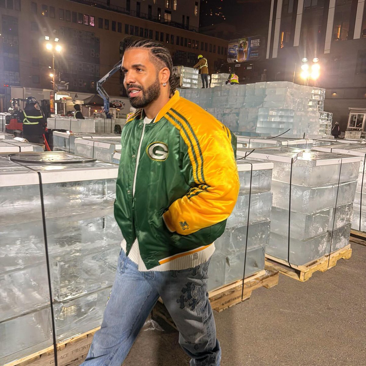 HB_RADIO_LV's tweet image. Drake revealed the release date for ICEMAN is inside ice blocks 🧊 

#drake #iceman #release #ice #rap