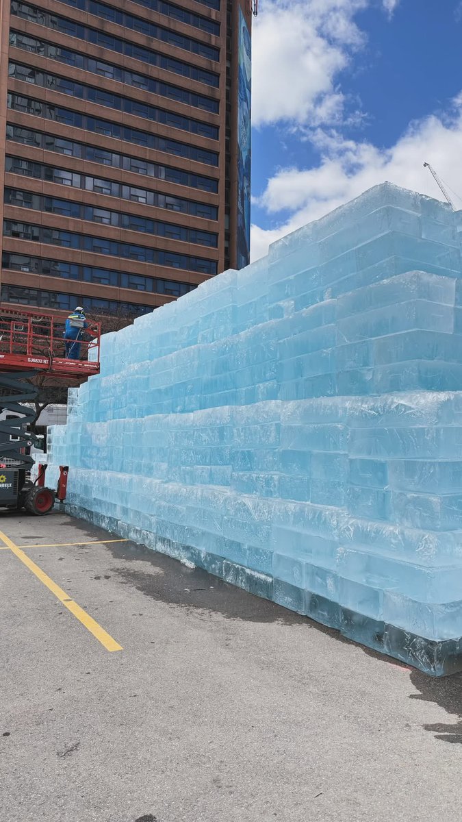 alchimistfr's tweet photo. L’album tant attendu ICEMAN de Drake semble plus imminent que jamais : un immense bloc de glace, renfermant la date de sortie du projet, a été installé cette nuit en plein centre de Toronto

L’installation fait référence à Fluids, une œuvre participative créée en 1967 par Allan Kaprow qui repose sur la construction de structures rectangulaires en blocs de glace par des volontaires dans l’espace urbain 

Livrées aux conditions naturelles, ces installations fondent progressivement, faisant de l’œuvre un processus évolutif plutôt qu’un objet figé 

Kaprow y explore l’éphémère, la puissance et résistance de la glace, l’engagement du public, ainsi que les liens entre art, environnement et temporalité
