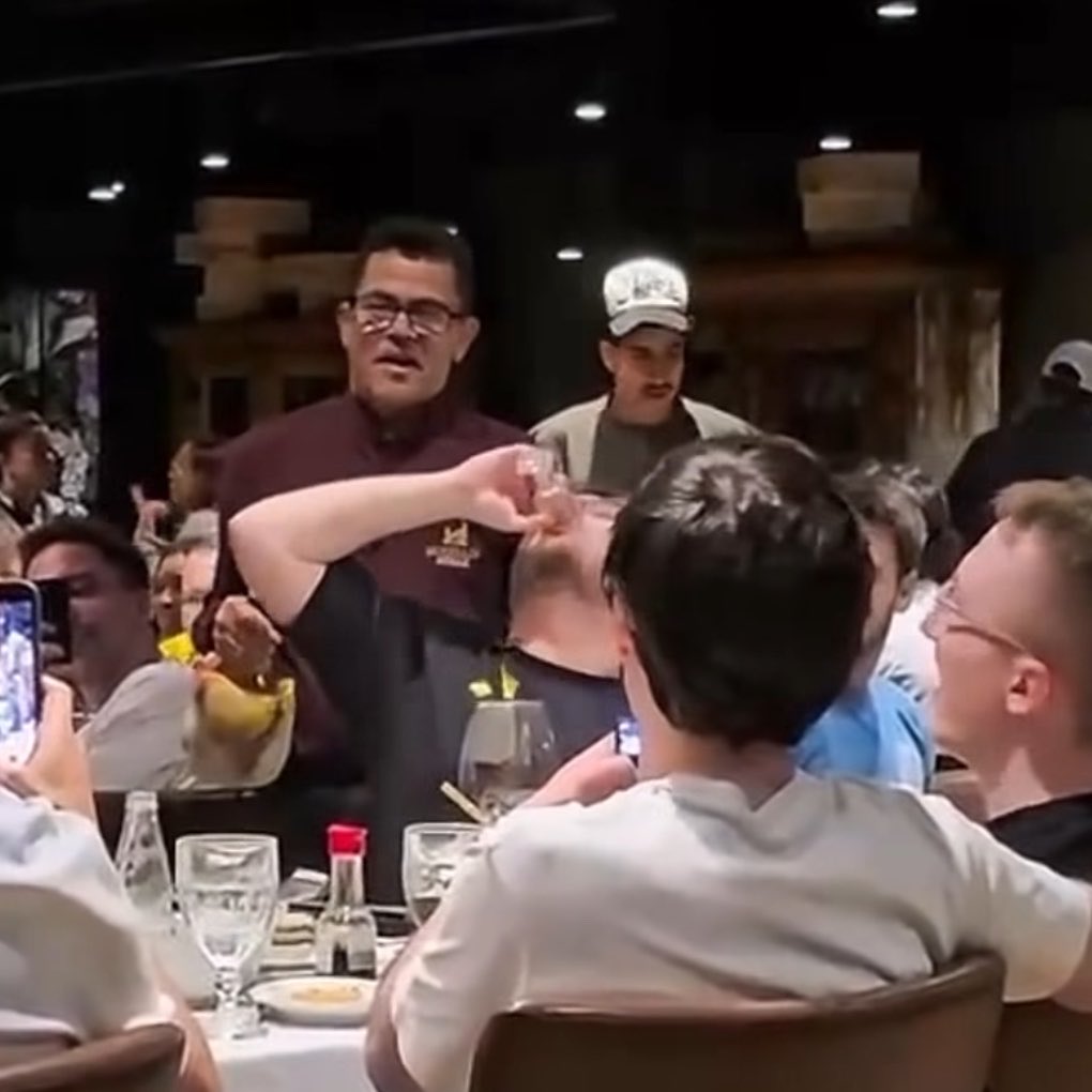 É vagabundo tá lá “mas o Donk, mas o S1mple”

E o ZywOo equilibrando uma taça de licor na testa e virando ela depois no Rio de Janeiro