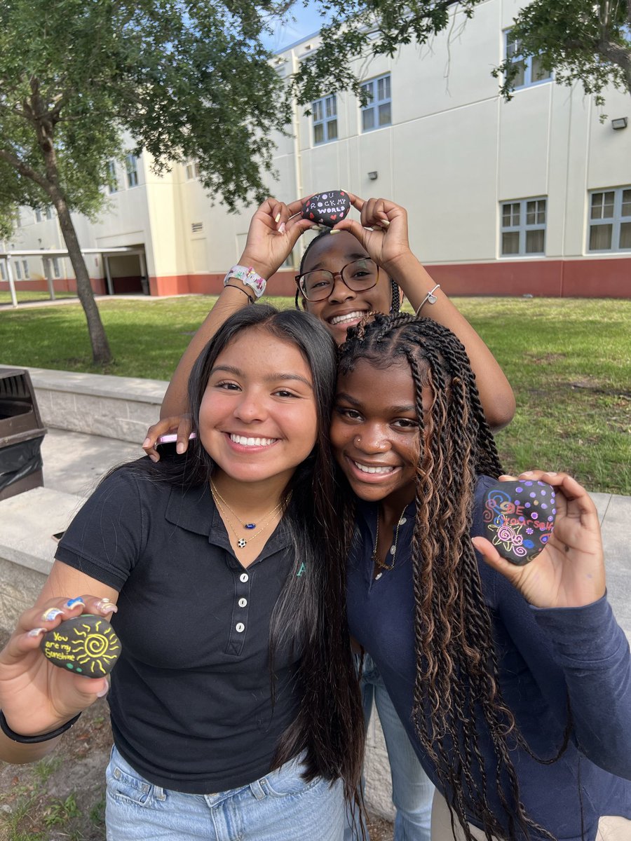 GMSPeerCounsel's tweet image. Today the Peer Counselors worked hard creating their "Pebbles of Positivity!" These inspirational peace rocks will be gifted to a loved one! 🩵🪨🌸 #KindnessMatters #BeTheChange #CreateYourCulture @Glades_MS