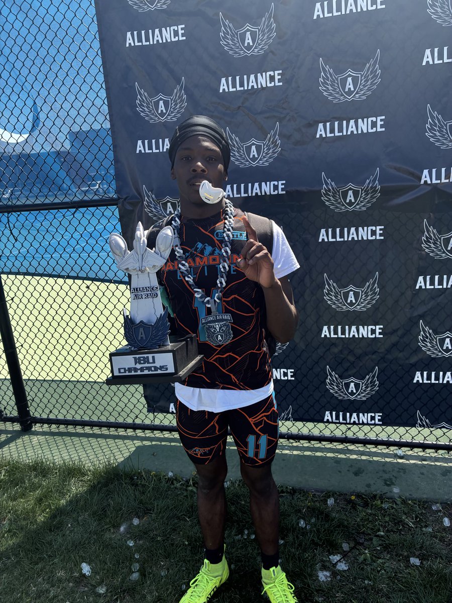 J0nathanbarlow's tweet photo. Had a great weekend with my team, showed out and made big plays to take home the chip. #ParamountElite #7on7 @RingsNthingsCA https://t.co/oYStkp2UWg