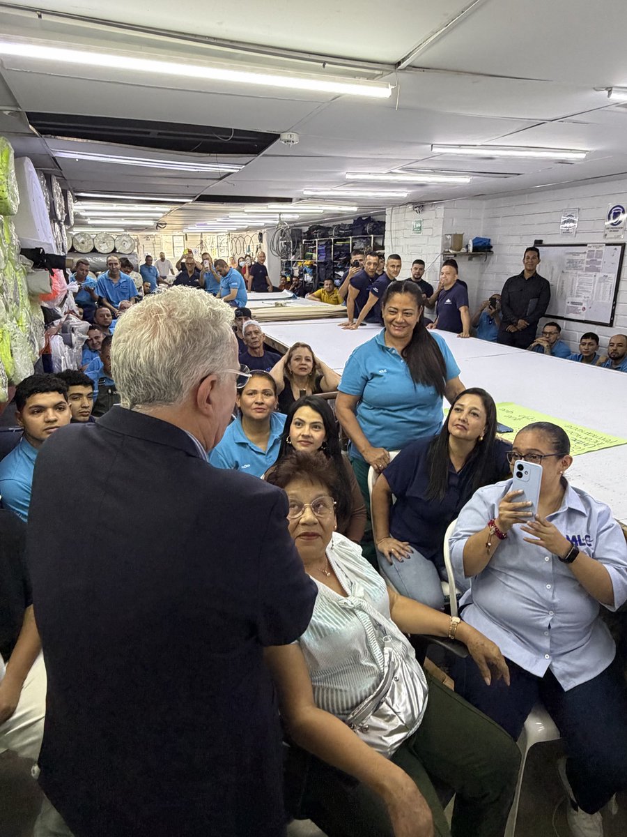 Álvaro Uribe Vélez tweet media