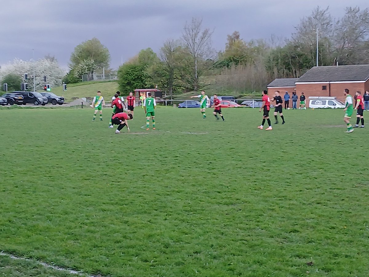 KennyHa05511109's tweet image. Another enjoyable game in the Yorkshire Amateur League, Premier Division, which saw @_SouthLeedsFC come back from 2-0 down to draw 2-2 with @ShelleyCommFC. 

Both sides had a player sent off, in what was a competitive but fair game.

#nonleaguefootball
#groundhopping
#nonleague