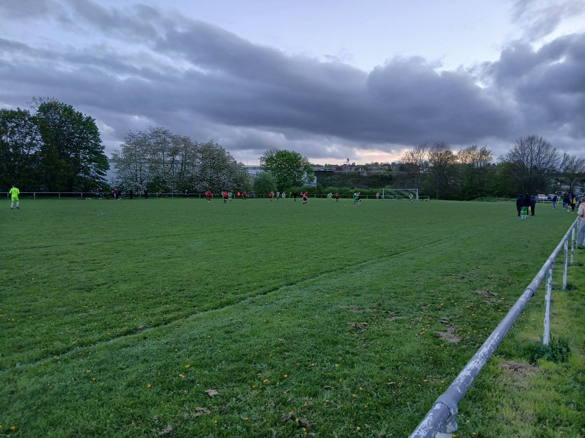 KennyHa05511109's tweet image. Another enjoyable game in the Yorkshire Amateur League, Premier Division, which saw @_SouthLeedsFC come back from 2-0 down to draw 2-2 with @ShelleyCommFC. 

Both sides had a player sent off, in what was a competitive but fair game.

#nonleaguefootball
#groundhopping
#nonleague