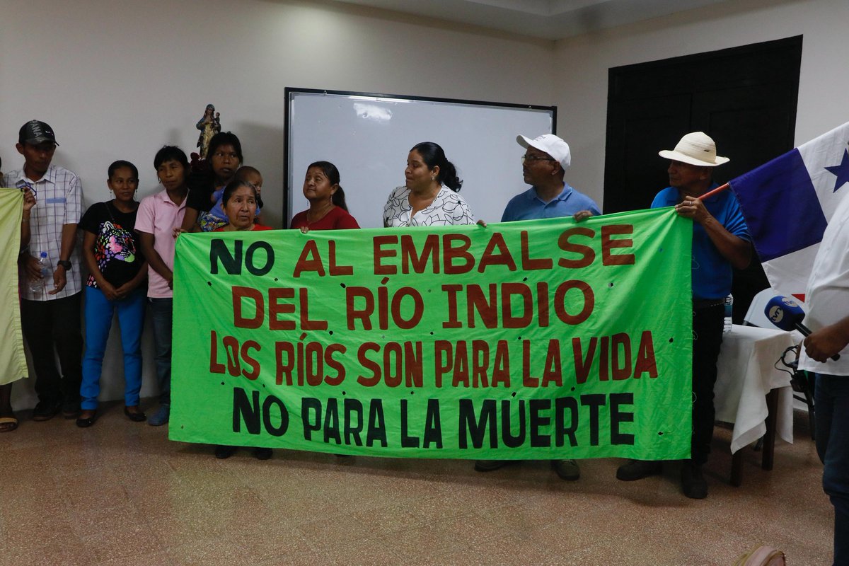 IglesiaPA's tweet photo. Organizaciones campesinas denunciaron falta de consulta pública, inconsistencias en cifras y riesgos ambientales en el proyecto de embalse de Río Indio impulsado por la ACP. Advierten posibles afectaciones a más de 13 mil personas y cuestionan procesos de reasentamiento sin estudios concluidos. La Iglesia, a través de monseñor Manuel Ochogavía, reafirmó su acompañamiento a las comunidades y llamó a proteger la “casa común”.
📍 También anunciaron una marcha este 25 de abril en defensa del territorio.