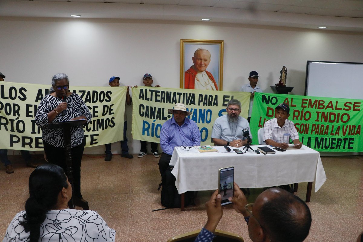 IglesiaPA's tweet photo. Organizaciones campesinas denunciaron falta de consulta pública, inconsistencias en cifras y riesgos ambientales en el proyecto de embalse de Río Indio impulsado por la ACP. Advierten posibles afectaciones a más de 13 mil personas y cuestionan procesos de reasentamiento sin estudios concluidos. La Iglesia, a través de monseñor Manuel Ochogavía, reafirmó su acompañamiento a las comunidades y llamó a proteger la “casa común”.
📍 También anunciaron una marcha este 25 de abril en defensa del territorio.