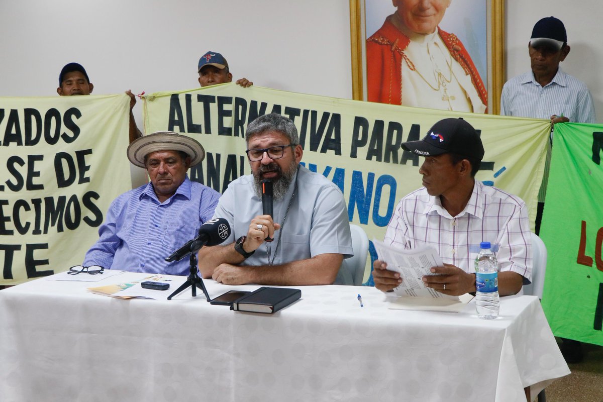 IglesiaPA's tweet photo. Organizaciones campesinas denunciaron falta de consulta pública, inconsistencias en cifras y riesgos ambientales en el proyecto de embalse de Río Indio impulsado por la ACP. Advierten posibles afectaciones a más de 13 mil personas y cuestionan procesos de reasentamiento sin estudios concluidos. La Iglesia, a través de monseñor Manuel Ochogavía, reafirmó su acompañamiento a las comunidades y llamó a proteger la “casa común”.
📍 También anunciaron una marcha este 25 de abril en defensa del territorio.