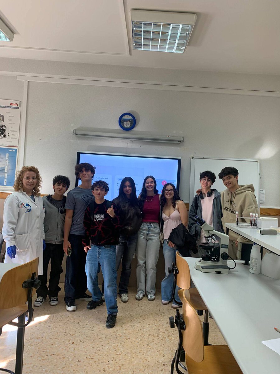 IesMARIAdMOLINA's tweet image. 💪🏼 Han sido unos días intensos de actividades dentro y fuera del centro, con la visita a la @F_Rei_Afonso y talleres de Estética y de Matemáticas, entre otros muchos. ¡Cuánto hemos disfrutado! Y cuánto enriquece el intercambio... 👏🏼👏🏼👏🏼
#ErasmusPlus