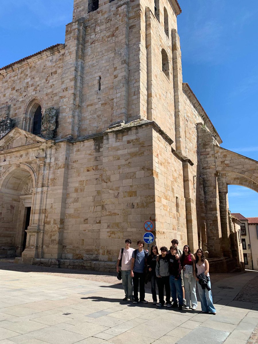 IesMARIAdMOLINA's tweet image. 💪🏼 Han sido unos días intensos de actividades dentro y fuera del centro, con la visita a la @F_Rei_Afonso y talleres de Estética y de Matemáticas, entre otros muchos. ¡Cuánto hemos disfrutado! Y cuánto enriquece el intercambio... 👏🏼👏🏼👏🏼
#ErasmusPlus