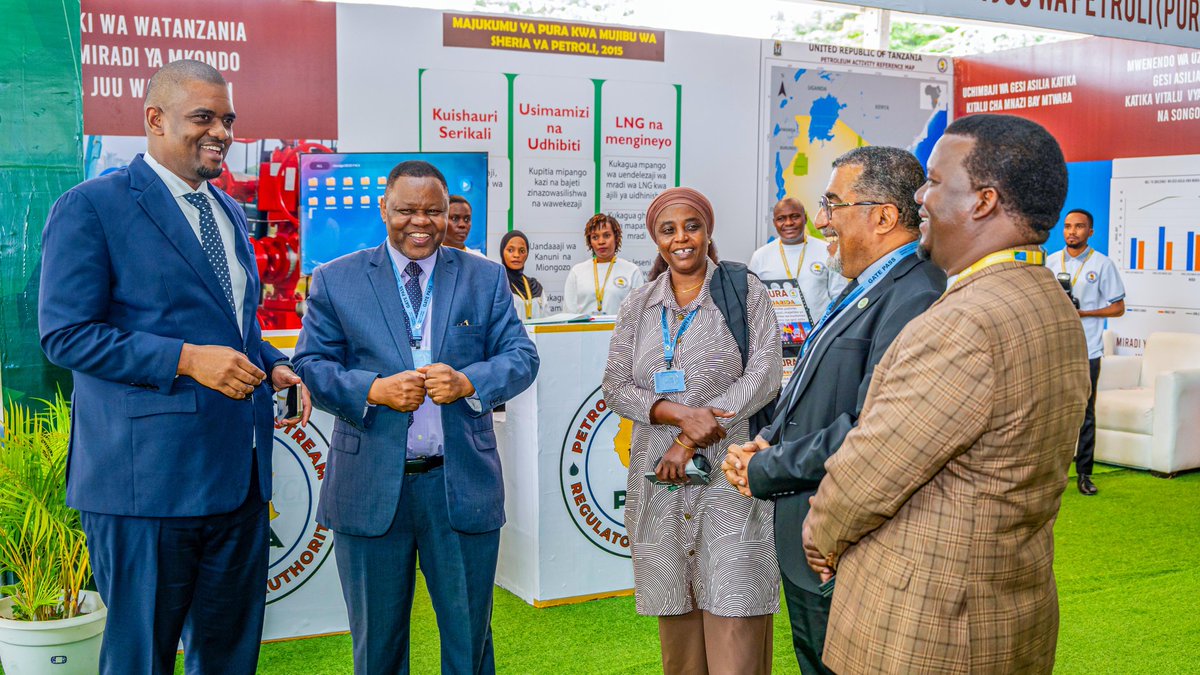 Nishati2017's tweet photo. Picha mbalimbali katika Maonesho ya Wiki ya Nishati yanayoendelea katika Viwanja vya Bunge jijini Dodoma. Kushoto kwa Waziri ni Katibu Mkuu wa Wizara ya Nishati (Umeme na Nishati Jadidifu), Mhandisi   Felchesmi Mramba https://t.co/T4U8tp1hp1