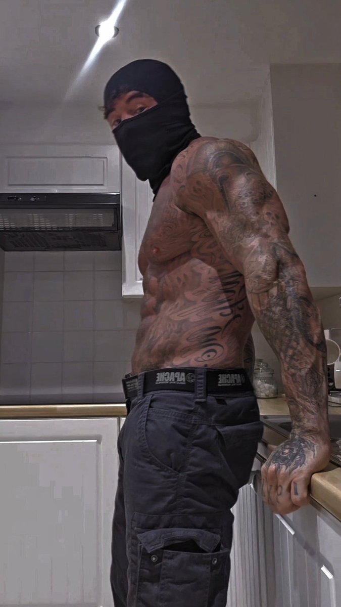 Zade_masked's tweet image. Time to lean, time to clean...

#booktok #abs #biceps #maskedmen #maskedman #darkromance