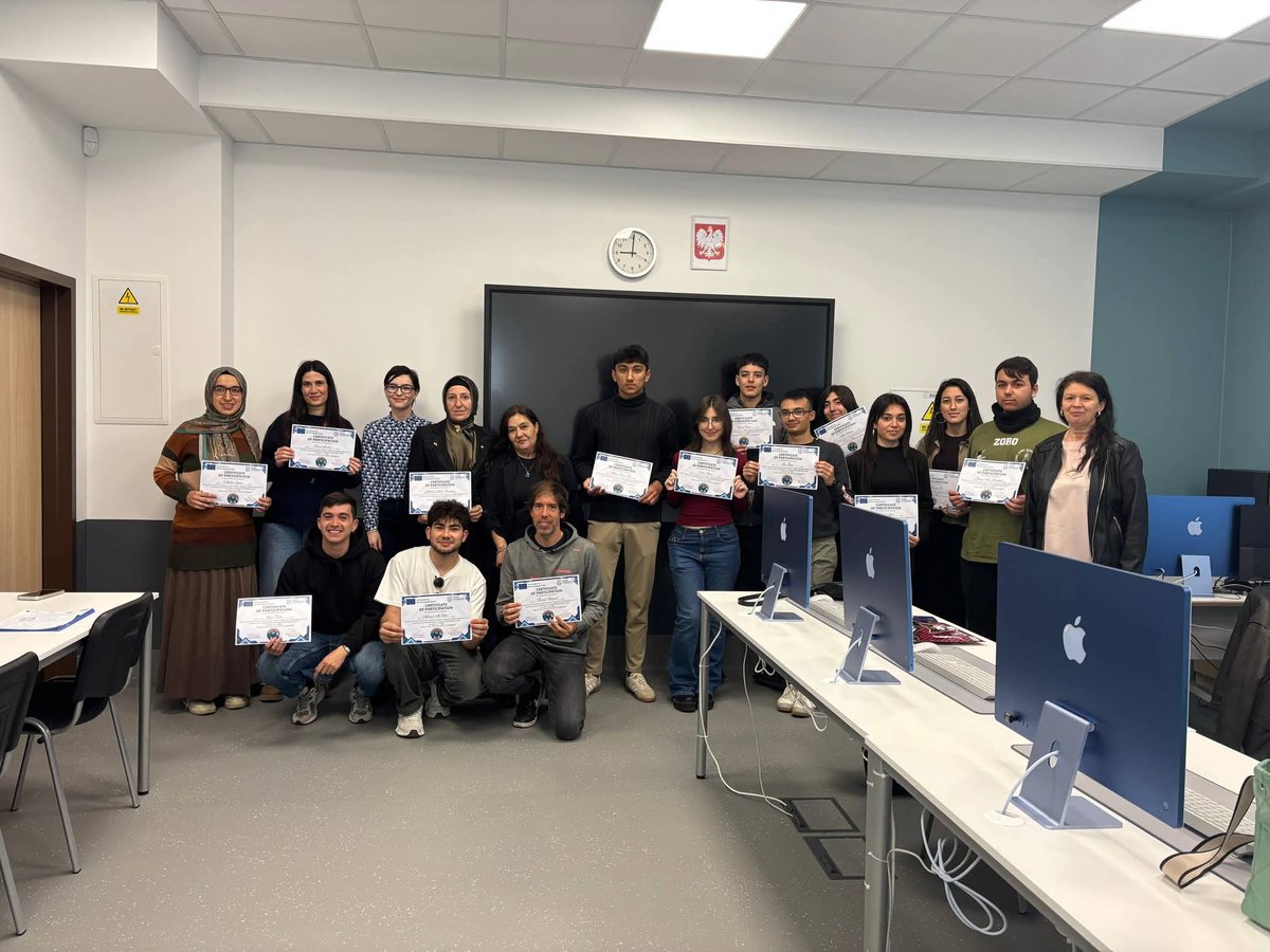 IesMARIAdMOLINA's tweet image. ✈️ Alumnos de 3° ESO y profesores del IES María de Molina han participado en un programa Erasmus KA210 en un proyecto conjunto con Polonia 🇵🇱 y Turquía 🇹🇷 sobre leyendas + IA.
#ErasmusPlus
