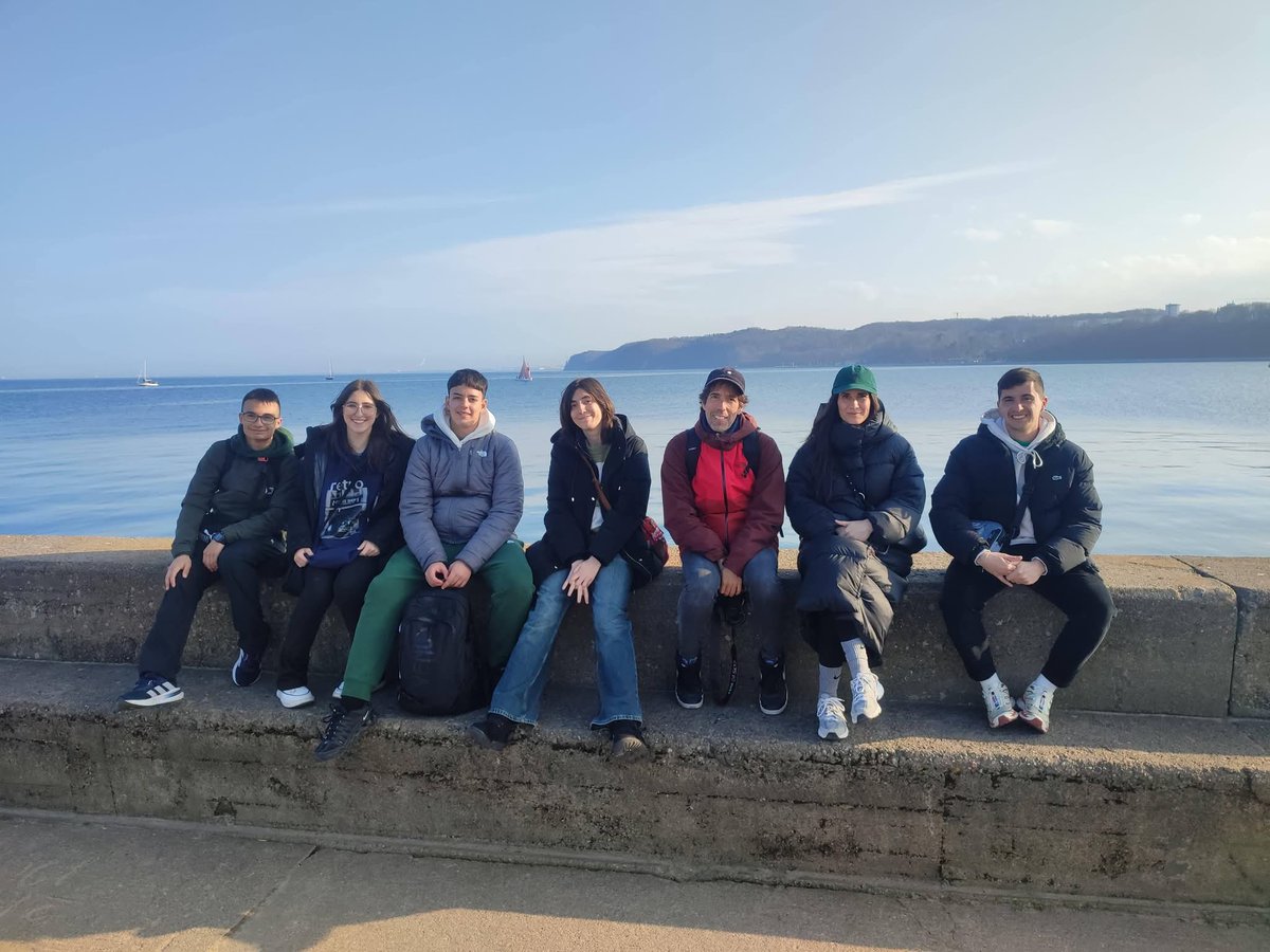 IesMARIAdMOLINA's tweet image. ✈️ Alumnos de 3° ESO y profesores del IES María de Molina han participado en un programa Erasmus KA210 en un proyecto conjunto con Polonia 🇵🇱 y Turquía 🇹🇷 sobre leyendas + IA.
#ErasmusPlus