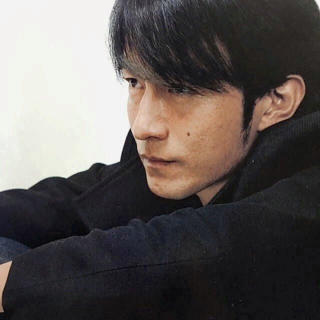 paremcO2's tweet image. 甘い誘惑に唆されて
楽園から追い出されたのさ
葉っぱ一枚のアダムとイヴ
その滑稽さを
僕ら引き継いで生きてる