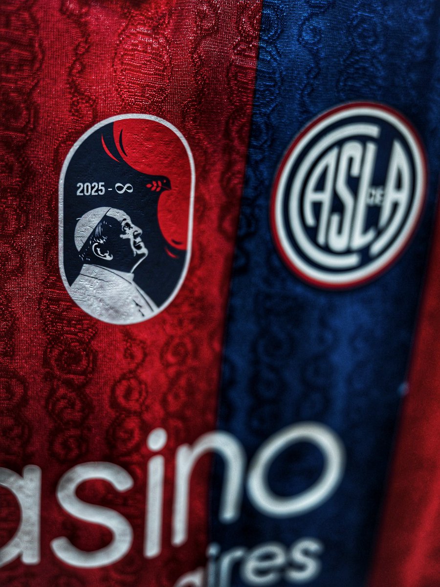 DebateSL's tweet image. ✅🛐 La camiseta de hoy lucirá un PARCHE en recuerdo del fallecimiento del Papa #Francisco.

"¡Y que gane #SanLorenzo!", como decía Jorge Mario #Bergoglio. 💙❤️