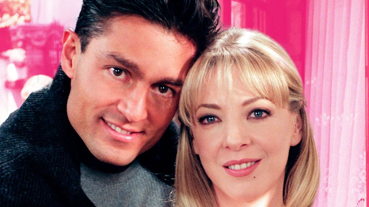 BlogRumoreS's tweet photo. Hace 27 años... 🇵🇪 #ElPrivilegioDeAmar reinaba en Perú, superando a las producciones nacionales, arrasando con más de 32.0 puntos de rating.

Plata para #NuncaTeOlvidaré (29.5 puntos) y bronce para #Ángela (23.9 puntos).

#IsabellaMujerEnamorada conseguía 22.3 puntos. https://t.co/0q1rslHEnq